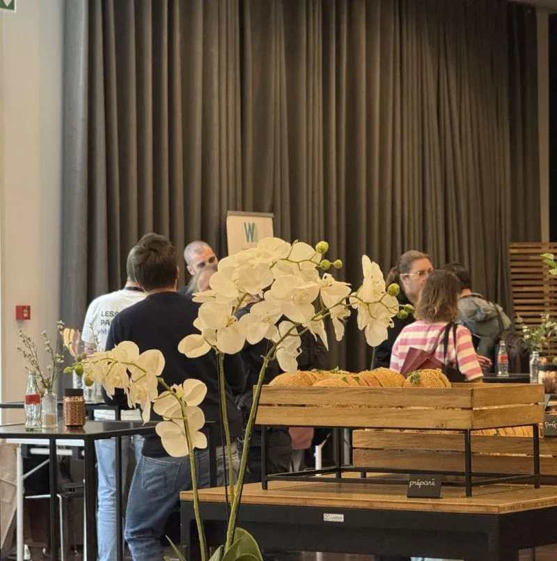 Bezoekers in gesprek tijdens de technologiebeurs