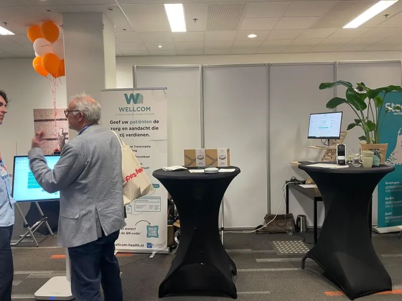Een bezoeker probeert de AI-verslaglegging uit op de stand